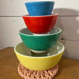 4 VINTAGE PYREX – PRIMARY COLORS MIXING BOWLS –